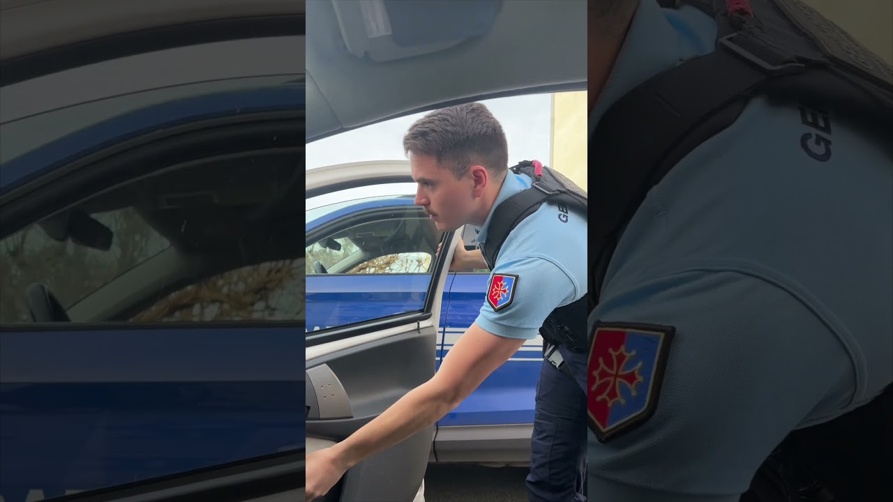 Avant de tourner, mettez le clignotant 🙏 . #gendarmerie #gendarme #humour #sécurité #army #militaire